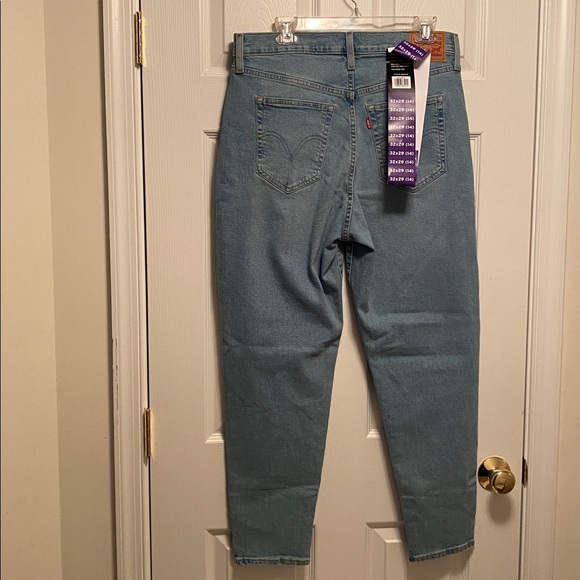 Levi's Women's High Rise Mom Jeans in Light Blue…size 32x29 (14) - Picture 2 of 8